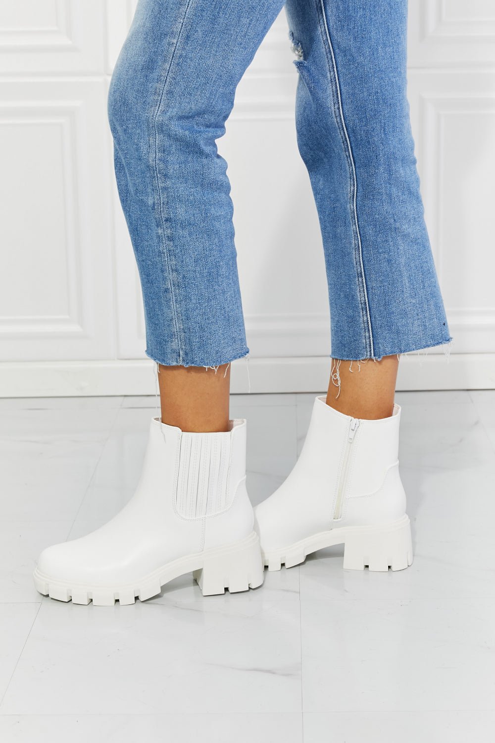 MMShoes What It Takes Lug Sole Chelsea Boots in White - pvmark