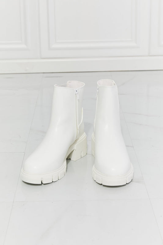 MMShoes What It Takes Lug Sole Chelsea Boots in White - pvmark